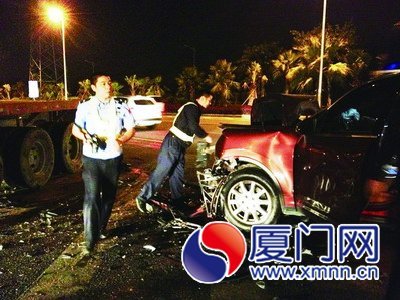 保時捷車頭嚴重受損，氣囊全部彈開