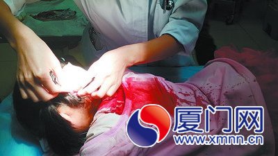 護(hù)士在幫小麗處理傷口