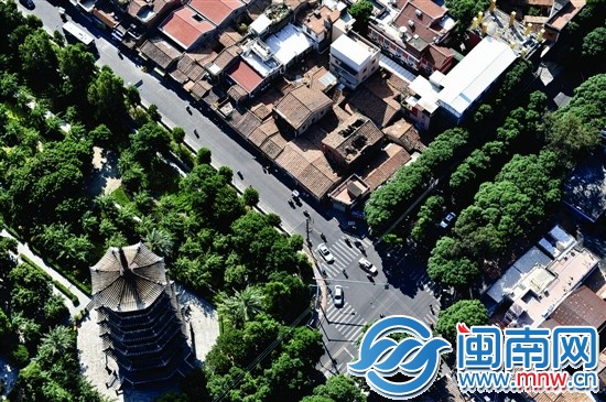 1.遙望西街，西塔如同古城畫卷上的印章般醒目