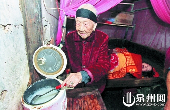雖已年邁，王算仍每天為臥床的七旬女兒熬粥、擦身，