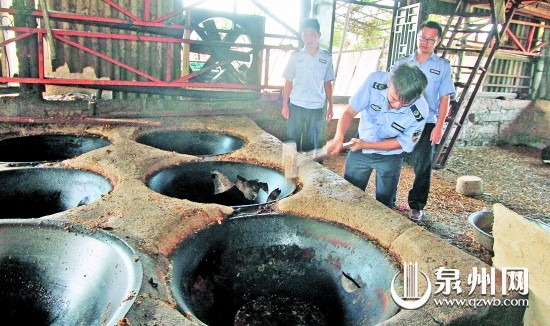南安水頭執(zhí)法人員現(xiàn)場搗毀黑作坊的生產(chǎn)設(shè)備