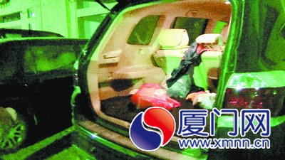 毒販把毒品藏在車上，拿到錢才“交貨”。