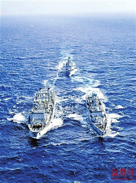 參加“機(jī)動(dòng)-5”號(hào)演習(xí)的南海艦隊(duì)編隊(duì)正在接受補(bǔ)給