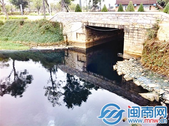 前日，安平橋水頭橋頭水黑如墨