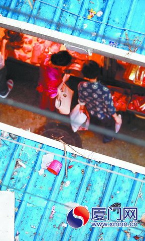 雨披上的垃圾不知道什么時候就會掉下來