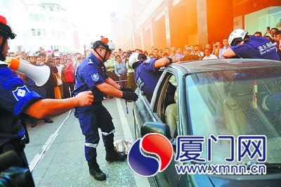 “乘客”從“落水”的車?yán)镢@出來。