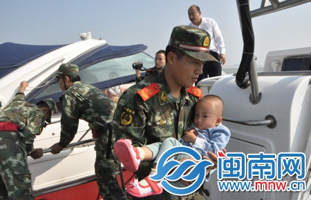 福建海警三支隊(duì)將遇險(xiǎn)游客救出