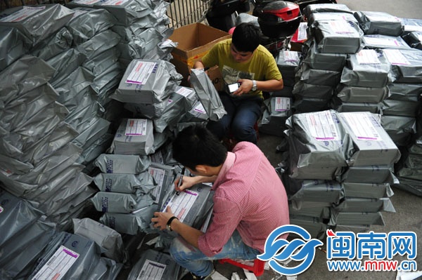 快遞公司員工直接入駐泉州市區(qū)幸福街處理堆積如山的