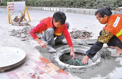 工人正在安裝窨井防墜網(wǎng)