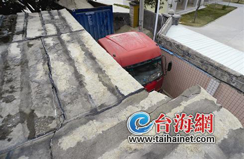 載沙大車撞裂村民房屋