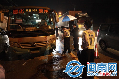 民警正在勘查車禍現(xiàn)場