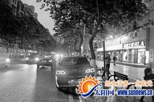 因為禾祥西路無處停車，一輛車只能違停在路上