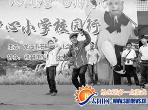 六小齡童耍金箍棒。記者 黃旭 攝