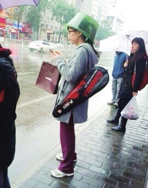 廈門(mén)奇葩女頭戴臉盆擋雨