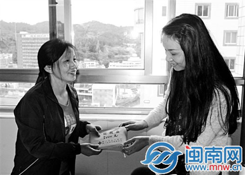 昨日下午，廈門紅十字會工作人員為趙詞琴送來1萬元