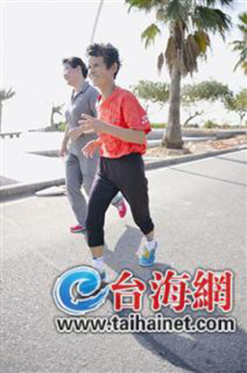 六旬奶奶要跑馬拉松全程