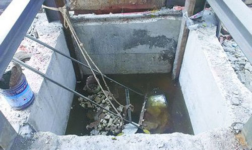 電梯井積水占了一半，滋生蚊蟲四處飛舞。