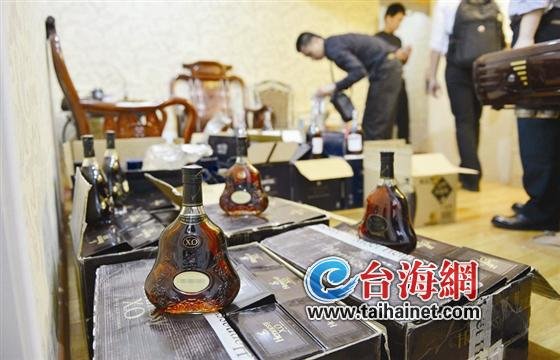 廁所對(duì)面搜出25萬元假酒