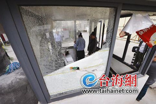 只因沒車位 狂砸保安亭