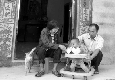 搬進新房后，高廷勇一家其樂融融