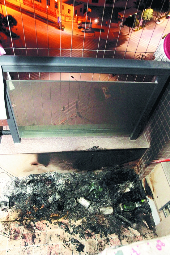 小李家的陽臺(tái)突然起火