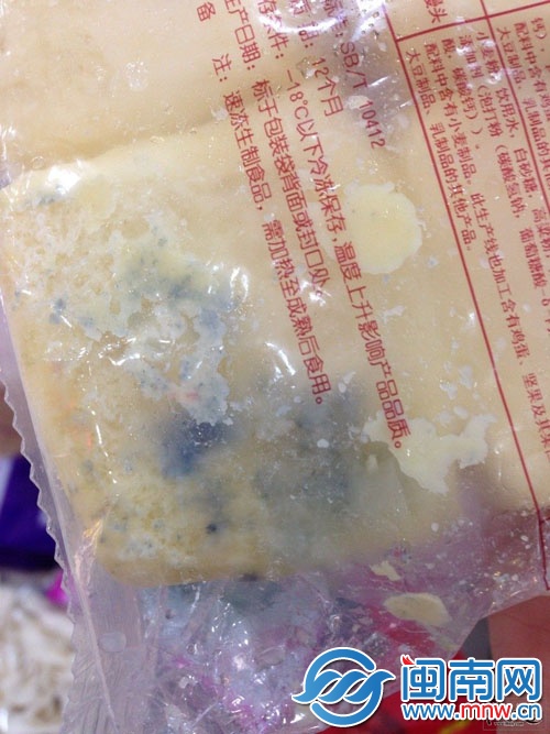 11月15日，網(wǎng)友發(fā)帖反映饅頭發(fā)霉