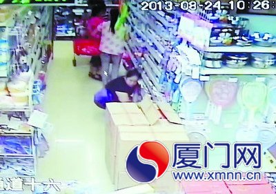 女子蹲在地上將貨物塞進包里