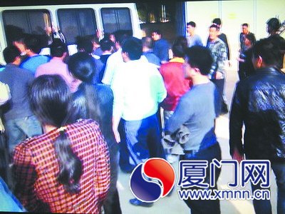 叫了一幫親友來(lái)助陣