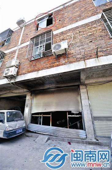 小周住在3樓前屋