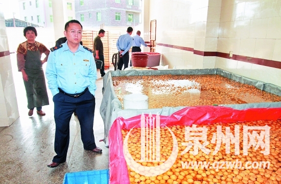 蜜餞浸泡的池子里掉有很多死蒼蠅