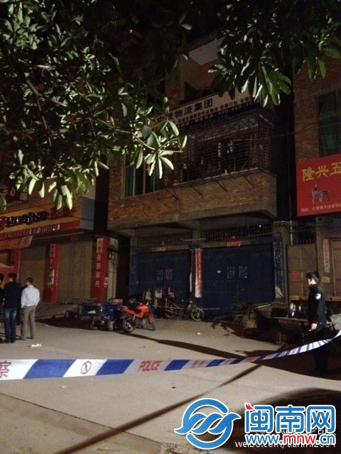 中間藍(lán)色鐵門的這棟民房，房東收到包裹