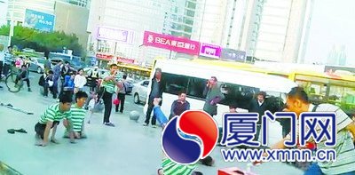 不時(shí)地有路人上前獻(xiàn)愛心