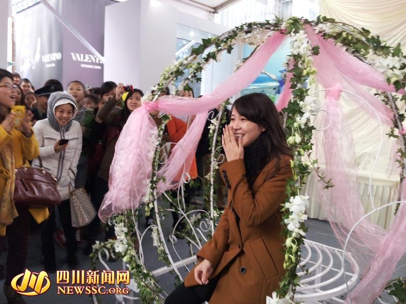 女主角現(xiàn)身,坐上“南瓜車(chē)”。