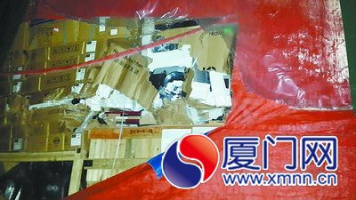 貨車被撞破的地方，貨物裸露在外。