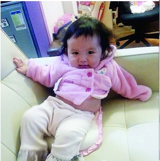 被抱走的女?huà)霠縿?dòng)了全港人的心