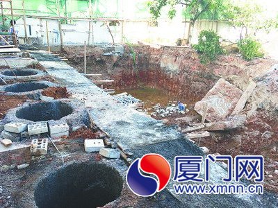 大坑邊這些深井，是業(yè)主為鄰居做的維護(hù)樁