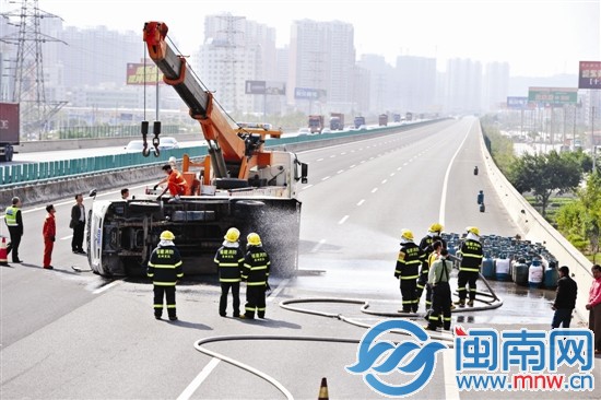 為防止爆炸，消防官兵朝貨車噴水，3個泄漏氣罐被移