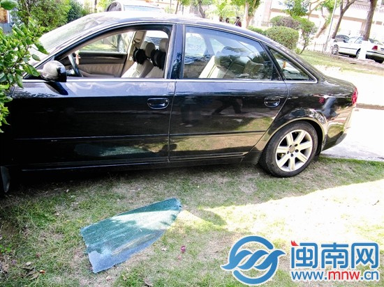 在仙閣里小區(qū)，一輛車車窗玻璃整個(gè)掉落