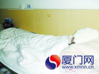 小梁躺在病床上，身心俱傷