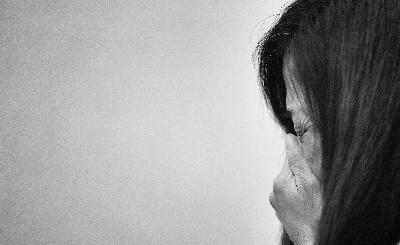 聽(tīng)著檢察官與被告問(wèn)答