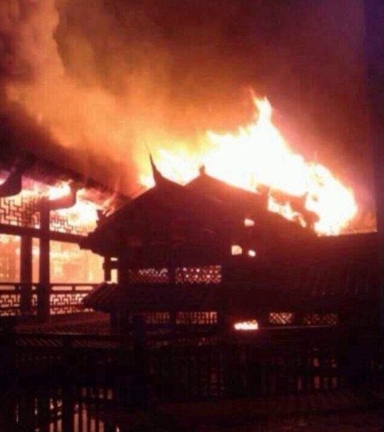 重慶濯水古鎮(zhèn)風雨廊橋火災現場2