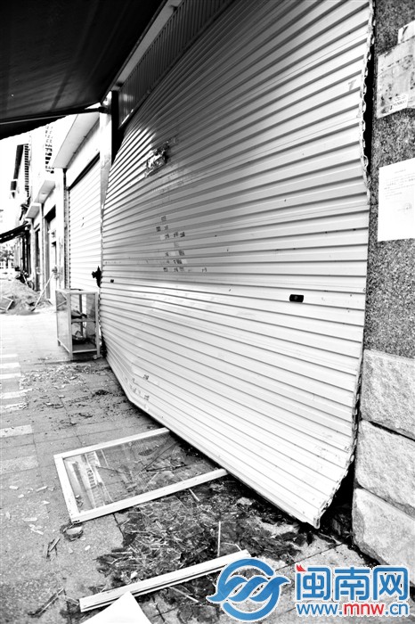 爆炸的沖擊波很大，卷簾門被損壞，門框和玻璃落一地