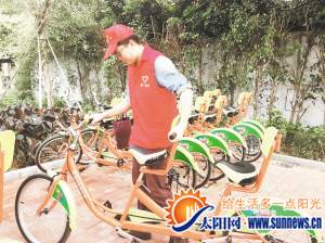 正在進(jìn)行志愿服務(wù)的來自海滄街道的90后志愿者