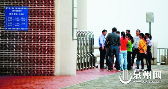 自稱導(dǎo)游的人在等待游客