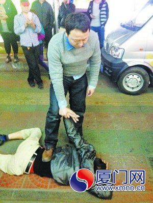梁警官控制住了小偷