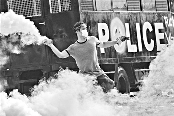 英拉：不辭職也不解散國會