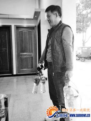 停水后,居民每天買礦泉水泡茶