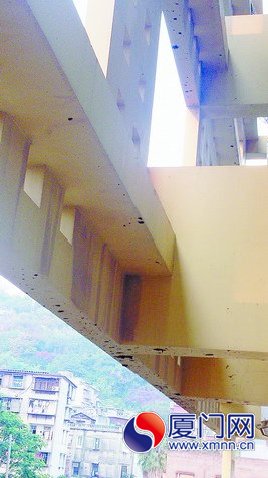 六樓的墻面上都布滿穢物