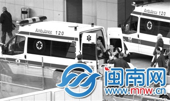 被“搶”走的救護(hù)車(chē)在第一醫(yī)院急診門(mén)前