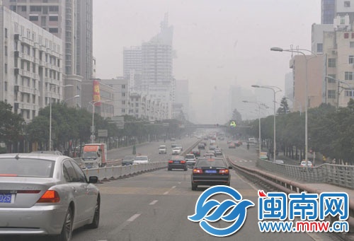 昨天，福州市區(qū)五四路上空一片霧蒙蒙